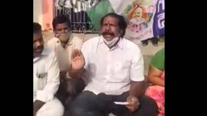  ప్రభుత్వ టీచర్లపై వ్యతిరేకత మొదలు: లేటుగా వచ్చారని గేటుకు తాళం వేసిన పేరెంట్స్: గుంటూరులో