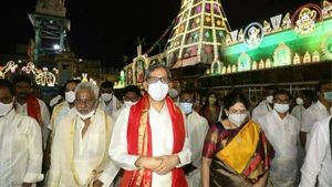 Tirumala: స్వర్ణ రథంపై శ్రీదేవి, భూదేవి సమేత శ్రీమలయప్పస్వామి, తిరుగిరుల్లో గోవింద.... గోవిందా ! 