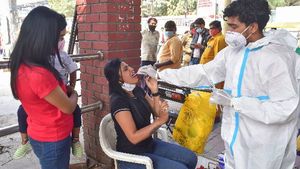 మూడు కోవిడ్ కేసులు నమోదైతే.. కంటైన్మెంట్ జోన్‌గా మొత్తం అపార్ట్‌మెంట్