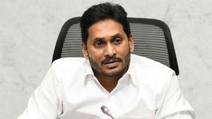 సీఎం జగన్ తాజా ఆదేశాలు - గ్రామ సచివాలయాల ఉద్యోగుల్లో కలకలం : రెచ్చగొడుతున్నాంటూ..!!