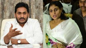 ఏపీలో పార్టీ ఏర్పాటుపై షర్మిల క్లారిటీ- అన్న పైన పోటీ తప్పదా : జగన్ మేనియా కు చెక్ పెట్టగలరా..!!