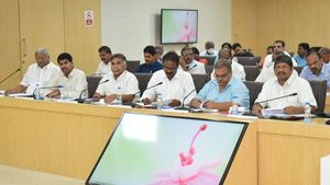 ఉద్యోగ నేతలకు ఇరకాటం : అటు ప్రభుత్వం - ఇటు హైకోర్టు - న్యాయస్థానం తాజా వ్యాఖ్యలతో..!!
