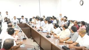 పీఆర్సీ జేఏసీలో చీలిక..!! విరమణకు వ్యతిరేకం - ఆందోళన కంటిన్యూ : వారి మద్దతుతో...!!