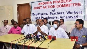 పీఆర్సీ పోరులో ట్విస్ట్-ఆత్మరక్షణలో ఆ నలుగురు-టీచర్ల పోరుపై సచివాలయంలో చర్చలు
