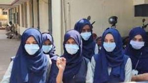 Hijab: హైకోర్టు చెప్పినా మామూలే, గేట్ లోనే హిజాబ్ లు తీపించిన పోలీసులు, ఇంటికి రిటన్ ! 