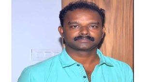 Girl: తల్లితో రొమాన్స్ చేస్తున్న ఫేమస్ డాక్టర్, ఆంటీ కూతురి మీద కన్ను వేశాడు, కాలేజ్ అమ్మాయితో ! 