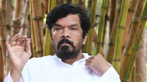 పోసాని రియాక్షన్: జగన్‌పై కామెంట్స్ చేస్తే, 100 అడుగుల లోతులో అంటూ..