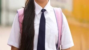 Girl: ఐ హేట్ ప్రిన్సిపాల్ అంటూ డెత్ నోట్ రాసి అమ్మాయి ఆత్మహత్య, స్కూల్ కు వెళ్లి, రైలు కింద !