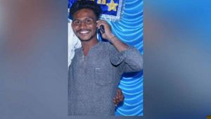 Shock: పుట్టింటిలో భార్య, రాత్రి ఫ్రెండ్స్ తో భర్త ?, తల నరికి గుడి ముందు పెట్టేశారు. మొండెం ఎత్తుకెళ్లి !  