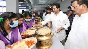 విద్యార్థులకు స్వయంగా భోజనాన్ని వడ్డించిన వైఎస్ జగన్: ఆ ప్రోగ్రామ్‌లో అరుదైన దృశ్యం