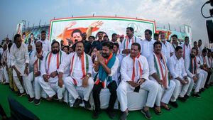 కేసీఆర్ ఫాంహౌస్ గోడలు బద్దలుకొడతాం: ఎల్లారెడ్డి సభలో రేవంత్ రెడ్డి తీవ్ర విమర్శలు
