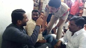 పోలీస్ స్టేషన్‌లోనే బీజేపీ ఎమ్మెల్యే రఘునందన్ రావు నిరసన: మిరుదొడ్డిలో ఉద్రిక్తత
