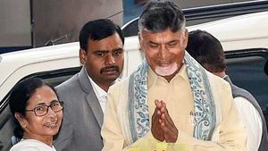 చంద్రబాబు పై మమతా బెనర్జీ సంచలనం - సీఎంగా పెగాసస్ కొన్నారు : జగన్ పై నిఘా పెడితే..!!