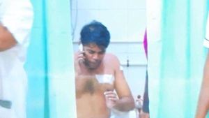 Court: కోర్టులో జడ్జిని కత్తితో పొడిచేశాడు, లాయర్లు చూసి, కోర్టు ఉద్యోగి బరితెగింపు, రూమ్ లో ! 