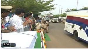 ఏపీ రోడ్లపై దిశ పెట్రోలింగ్ వాహనాలు పరుగులు: మహిళా పోలీసుల కోసం ప్రత్యేకంగా..!