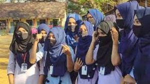  Hijab: మాకు అన్యాయం జరిగిందని అర్దరాత్రి గోడల మీద రాసేశారు, హిజాబ్ మా హక్కు అని నినాదాలు !  