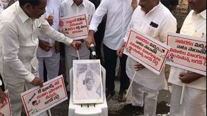 జగన్ ఫొటోపై టీడీఎల్పీ లిక్కరాభిషేకం-జే బ్రాండ్ లిక్కర్ పోసి నిరసన