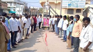 కొలువుల జాతర: కేసీఆర్ చిత్రపటానికి పాలాభిషేకం, స్వీట్లు పంచి సెలబ్రేషన్స్