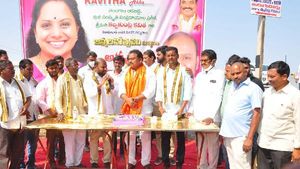 ఎమ్మెల్సీ కవిత  జన్మదినోత్సవం: కొండగట్టు‌పై ఎన్నారై టీఆర్ఎస్ అన్నదానం, ప్రత్యేక పూజలు