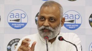 అమరావతికి ఆప్ కీలక నేత : చేరికలపైనే ఫోకస్ : ఆ పార్టీతో పొత్తుపై ఆసక్తి - కలసొచ్చేనా..!!