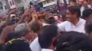 సహనం కోల్పోయిన మంత్రి ధర్మాన ప్రసాదరావు: వైసీపీ కార్యకర్తపై చేయి చేసుకున్నారు (వీడియో)