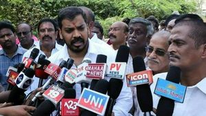 నేను గూండాయిజం చేస్తే.. వారి చేతులుండేవా?: ఫ్లెక్సీల రగడపై మాజీ మంత్రి అనిల్ కుమార్ యాదవ్