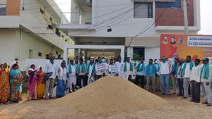 టీఆర్ఎస్ మరో వ్యూహం; ఎంపీ ధర్మపురి అరవింద్ కు రైతులనిరసన సెగతో బీజేపీకి వార్నింగ్!!