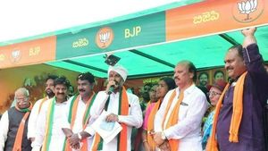 బీజేపీకి ఒక్క అవకాశం ఇవ్వాలి: కేసీఆర్ ఫాంహౌస్‌కు నీళ్ల కోసం లక్షా 20వేల కోట్ల  ఖర్చంటూ బండి సంజయ్