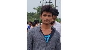 Shootout: కేజీఎఫ్-2 సినిమా చూస్తుంటే థియేటర్ లోనే రివాల్వర్ తో కాల్చిపారేశాడు, ఫ్యాన్స్ పరుగో పరుగు ! 