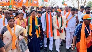 అందుకే టీఆర్ఎస్ దాడులు, సహనాన్ని పరీక్షించొద్దు: కేసీఆర్ సర్కారుకు డీకే అరుణ, సోయం హెచ్చరిక