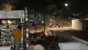కర్నూలు జిల్లాలో ఉద్రిక్తత: హనుమాన్ శోభాయాత్రపై రాళ్ల దాడి: అదుపులో 20 మంది
