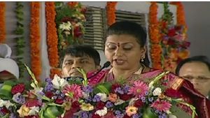మంత్రుల ప్రమాణ స్వీకారం - జగన్ కు పాదాభివందనాలు : రోజా ఎమోషనల్ -సీఎం చేతికి ముద్దు...!!