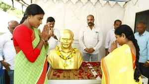 విజయమ్మ బర్త్ డే స్పెషల్ - కుమార్తె షర్మిలతో కలిసి : సీఎం జగన్ తాడేపల్లి నుంచి..!!