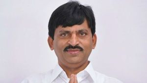 బీజేపీలోకి వైసీపీ మాజీ ఎంపీ : టీఆర్ఎస్ కీలక నేత సైతం - అమిత్ షా సమక్షంలో..!!