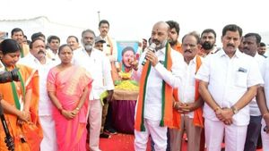 పువ్వాడ అజయ్ వేధింపులే: మరణానికి ముందు సాయి గణేష్, మంత్రిపై హత్య కేసు పెట్టాలన్న బండి