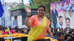 వారికి నా సత్తా చూపిస్తా: సొంత పార్టీ నేతలకూ రోజా వార్నింగ్: మంత్రి హోదాలో నగరికి