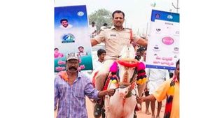  గుర్రంపై స్వారీచేసిన రియల్ గబ్బర్ సింగ్: 'దిశ'పై అవగాహన; ఏపీలో ఆ ఎస్సైపై చర్చ 