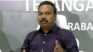  వివాదాల్లో తెలంగాణ డీహెచ్ శ్రీనివాసరావు..  మిరపకాయలతో హోమం.. అసలు జరిగిందేమిటంటే.!