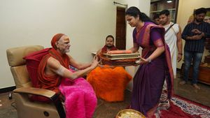 మొన్న రోజా..ఇవ్వాళ రజిని: విశాఖ శారదా పీఠానికి మహిళా మంత్రులు