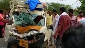 ఘోర రోడ్డు ప్రమాదం: ఐదుగురు మృతి, 21 మందికి గాయాలు