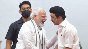 తమిళ భాషపై ప్రధాని మోడీ ప్రశంసలు: హిందీ స్థాయి కల్పించాలన్న స్టాలిన్, 31 వేల కోట్ల పనులు షురూ