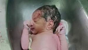 రైలు టాయిలెట్ వాష్ బేసిన్లో పసికందు; మాతృత్వాన్ని మరచిన తల్లి; అమానవీయఘటనపై స్పందించిన రైల్వే!!