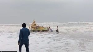 అసని తుఫాను ప్రభావం: సముద్రం ఒడ్డుకు కొట్టుకొచ్చిన బంగారు వర్ణ రథం; స్థానికంగా ఆసక్తి!! 