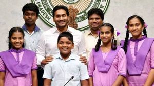 ఆంగ్లంలో అదరగొట్టిన సర్కార్ బడి పిల్లలు.. ముచ్చటపడ్డ సీఎం జగన్, కలెక్టర్ అవుతా అంటూ