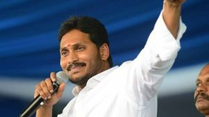 జగనన్న వస్తున్నాడు..కార్లు జాగ్రత్త : సీఎం తిరుపతి పర్యటన వేళ - దండోరా వేస్తూ...!!