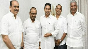 వైసీపీలోకి జనసేన మాజీ నేత - పవన్ వారిని నట్టేట ముంచారు : మనోహర్ సైతం అంతే..!!
