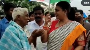 గడపగడపలో మంత్రి రోజాకు వింత అనుభవం-పెన్షన్ సరే పెళ్లి కూతుర్ని చూడమన్న వృద్ధుడు