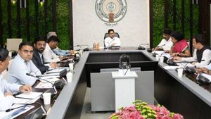 రాజధానులపై జగన్ కీలక సమీక్ష-వైజాగ్ మెట్రోరైల్, క్లీన్ ఏపీ- ఎంఐజీ లేఅవుట్లకు ఆదేశాలు
