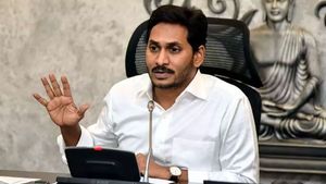 మంత్రులతో తేల్చేసిన సీఎం జగన్ -టీడీపీ వారితోనూ మాట్లాడండి : మీ మనుషులను పంపడమేంటి...!!