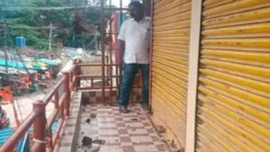  కుప్పం టీడీపీ నేత ఇంటిపై రాళ్లు, మద్యం బాటిళ్లతో దాడి: విధ్వంసం అంటూ   చంద్రబాబు ఫైర్